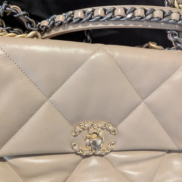 Chanel 19 Light Beige Quilted Shoulder Bag - Picture 10 of 12